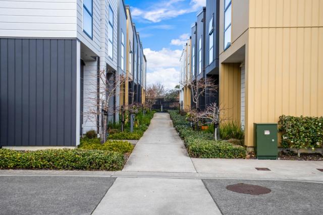 Huntington Townhouse with Patio and Parking