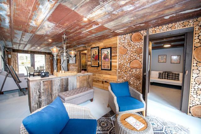 Fantastic Barn Suite with Hot-tub and Petting Zoo in Sugar Grove, North Carolina