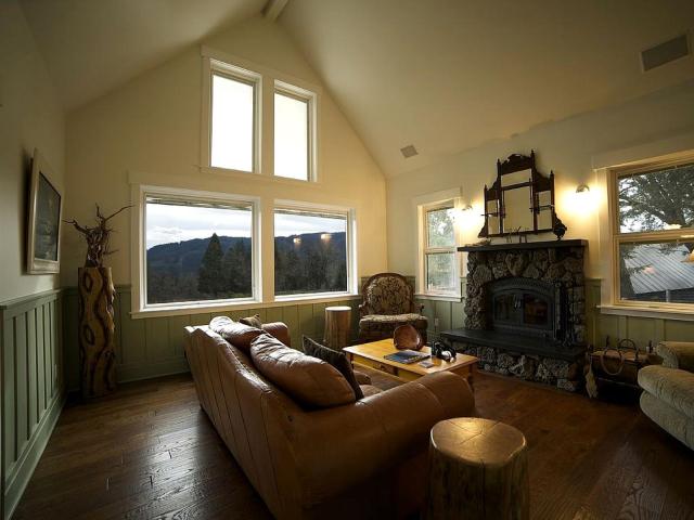 Luxury Cabin Rental in the Cascade Mountains near Crater Lake, Southern Oregon