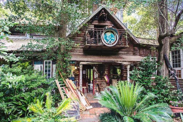 Eclectic Riverfront Log Cabin and Artist Retreat for Groups in Castle Hayne, North Carolina