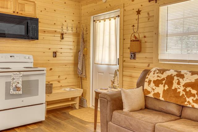 On 40 Acres: Charming Cabin in Zanesville!