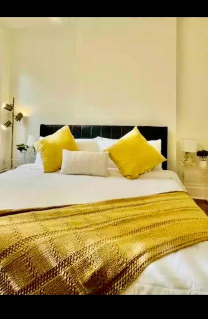 Drop Your Bags In Your 2 Bdrm, 2 Full Bath Condo In French Quarters Prime Location