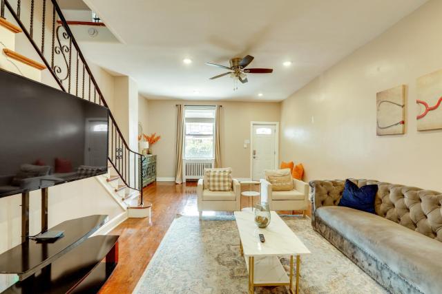 Private Backyard Jawn! Multi-Level Philly Rowhouse