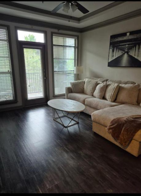 Modern One-Bedroom in Midtown