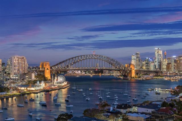 Panoramic Sydney Harbour Views from Luxury 1-Bedroom Apartment in McMahons Point