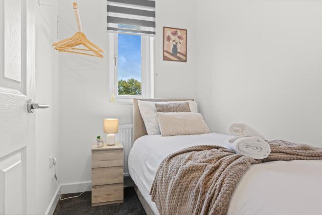 Cosy Stylish 5-Bed 3-Bath, With Free Wi-Fi, Garden and Parking