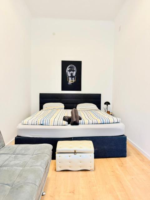 Comfortable Private Rooms in 5BR Accommodation, 7-Min Walk to Westbahnhof