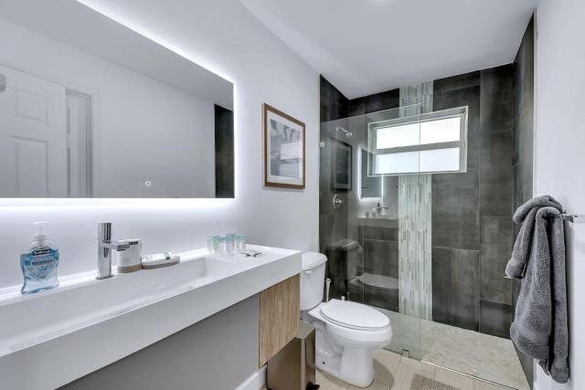 Stylish 2BR Retreat in Miamis Design District