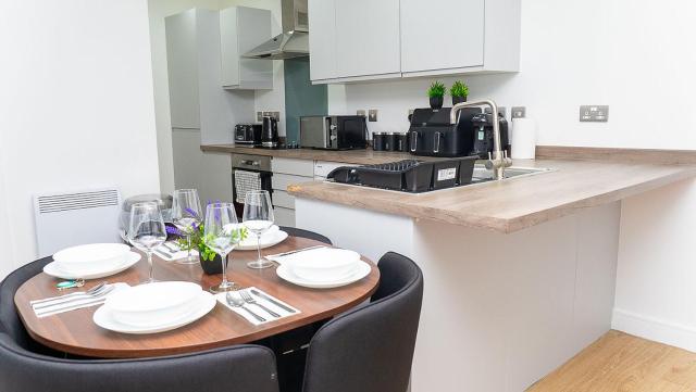 Stunning 2-Bed Retreat - AO Arena & Victoria Stn