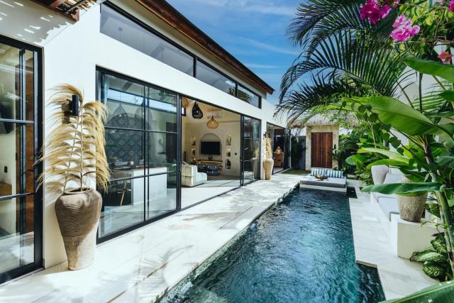 Seseh 1BR Pool Villa Rooftop-5mins ride to Seseh BEACH