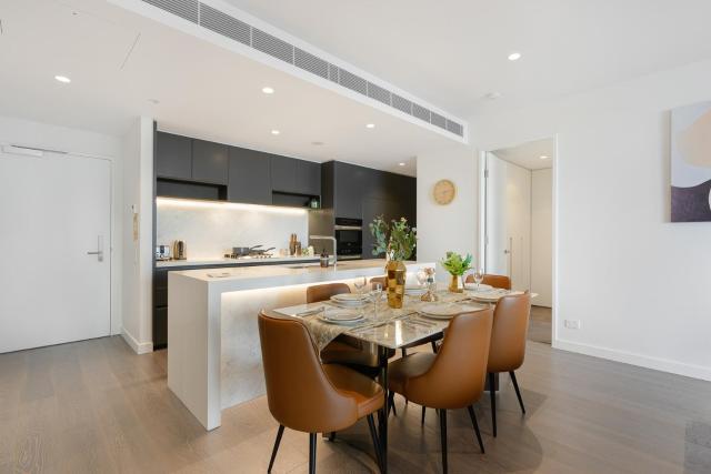 Sydney CBD modern apt with pool gym parking 8 ppl