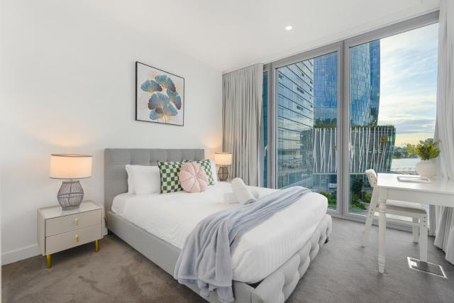 Sydney CBD modern apt with pool gym parking 8 ppl