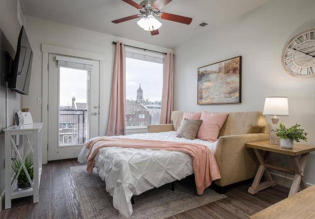 Private Retreat in Downtown with Hot Tub