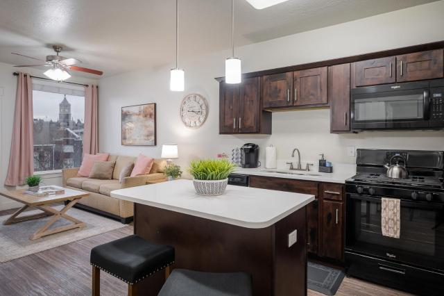 Private Retreat in Downtown with Hot Tub