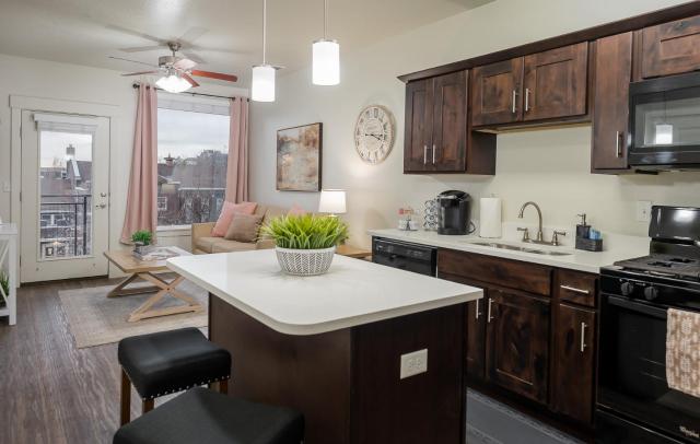 Private Retreat in Downtown with Hot Tub