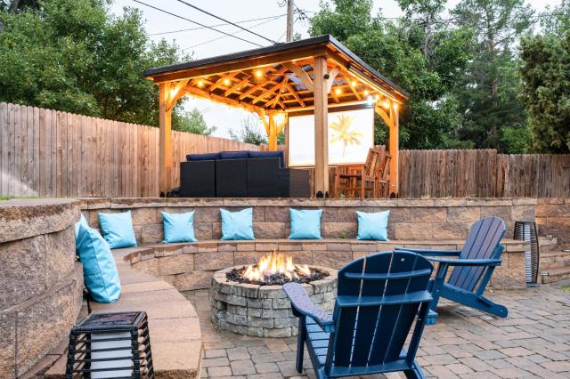 Stylish House with Hot Tub, Fire Pit Pool table near Denver