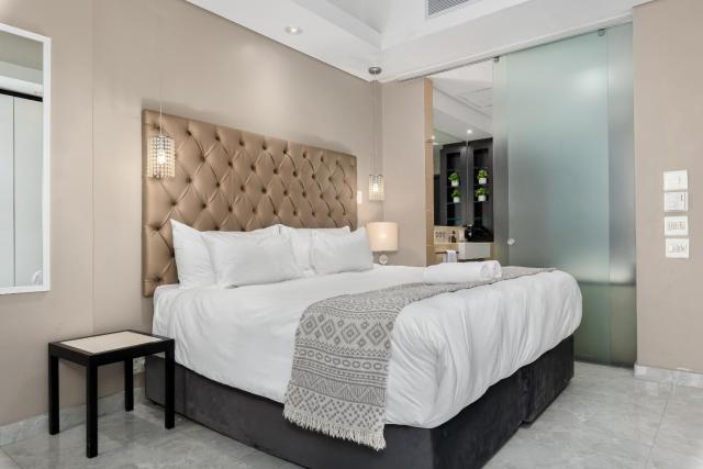 Beautiful Apartment with Pool, Parking and King Bed in Historic Cape Town City Centre