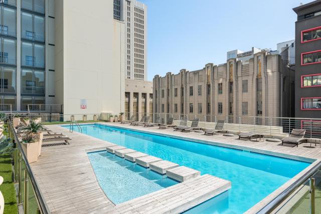 Modern Studio with Pool, Parking and King Bed in Historic Cape Town City Centre