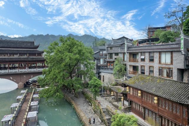 YIQUAN RIVERVIEW B&B Where Riverside Views Meet the Ancient Bridge and Historic Well in a Threefold Cultural Experience