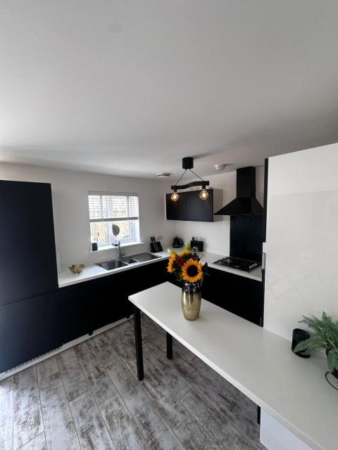 3BR Detached Home, Driveway & Large Rear Garden