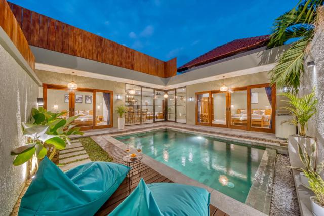 Central Umalas Villa with Pool & Bathtubs