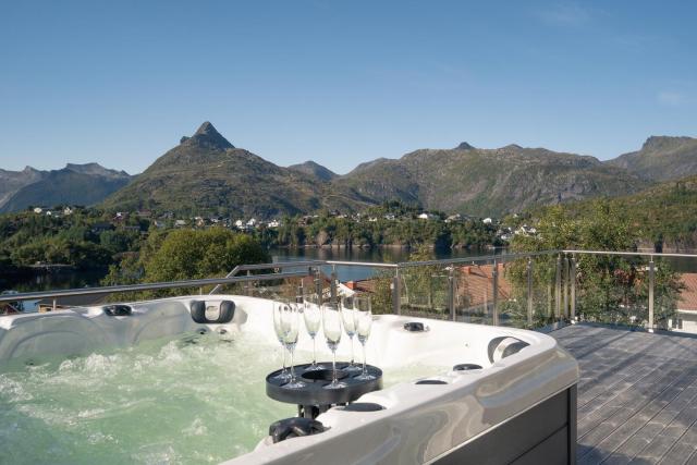 Seaview and private roof top terrace with jacuzzi in Lofoten