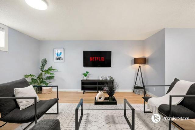 Spacious Cozy Couples Getaway Basement Suite in Sundance