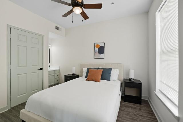 Chic 2BR2BA with Gym and Rooftop Access