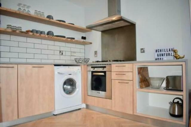 2 bed bright and modern flat in the city centre