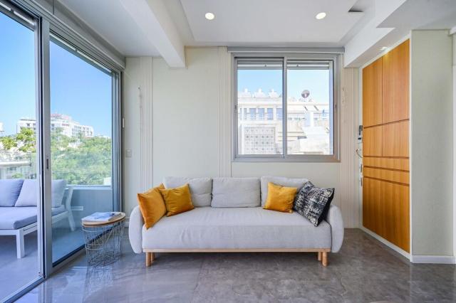 Elegant 1BR Sea View Balcony