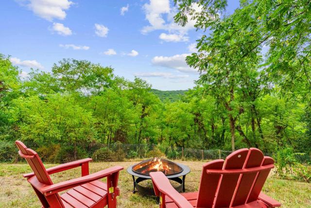 Dog Friendly with Fire Pit and Yard by the River