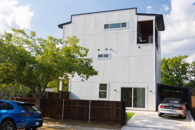 Modern 3 Bedroom 3 and a Half Bath 5 Beds Near Downtown Dallas