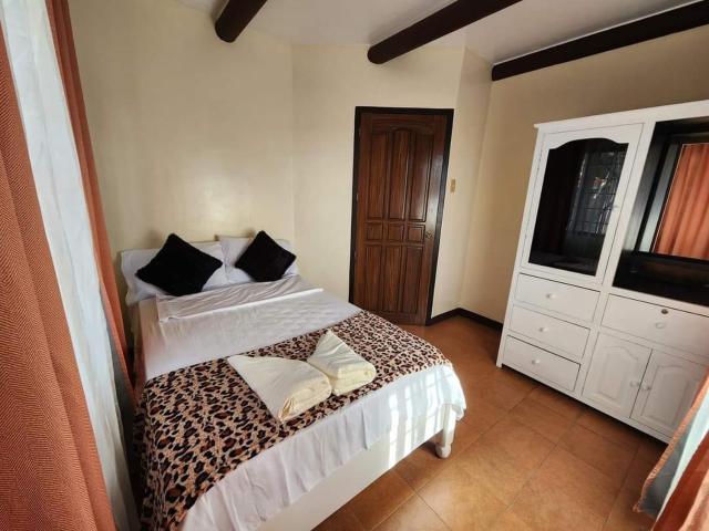 Cozy and Private Cabin Home Tagaytay with Billiards and Minipool 10mins from Skyranch