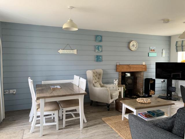 Seaview Cottage, The Bay, 2 bedrooms, 2 bathrooms, parking, patio, 2 dogs welcome