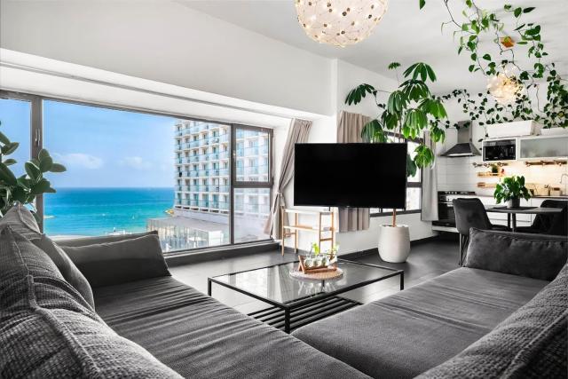 Gordon Beach Apartment