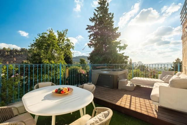 Historical 2 bedrooms home with a Private Jacuzzi