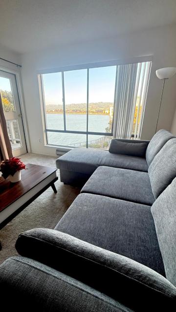 Modern Bayview Apartment by the Water