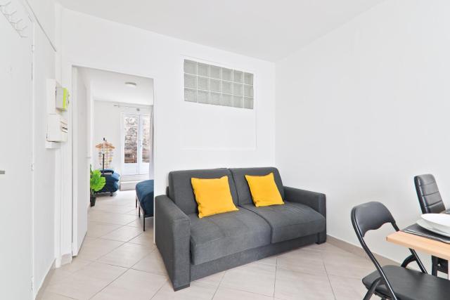 Eiffel Tower Heart of Paris 1BR-4P with NetFlix