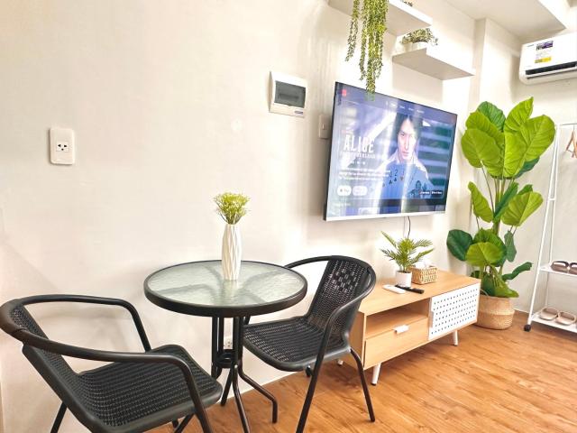 Modern Studio unit near Airport with pool and WiFi