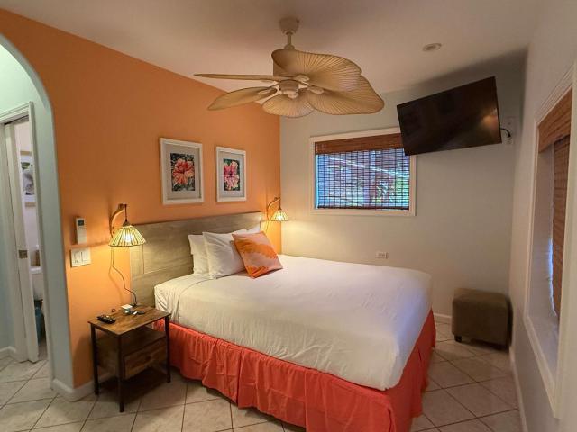 Maui B&B - 3 Ensuite Rooms - Steps from Beach w AC