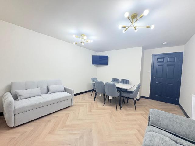 Stylish & Sleeps 7 - Free Parking - Walking Distance to City & West End