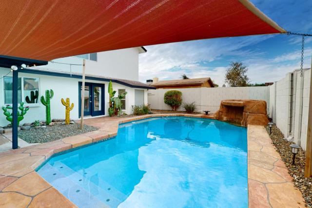 Backyard Oasis: Phoenix Gem Near Hiking & Golfing!