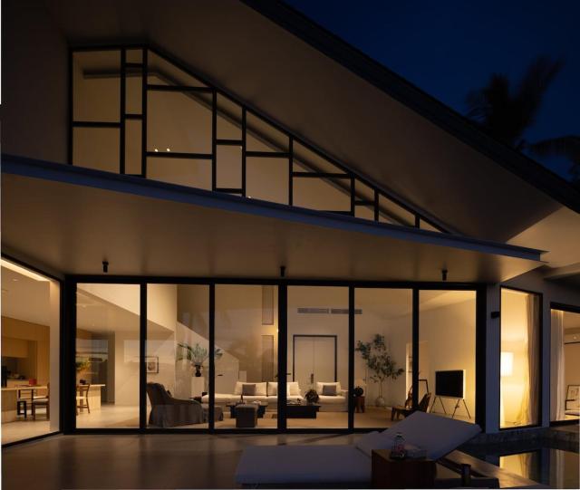 5BR Luxury Seaview Designer Villa with Pool & Gym