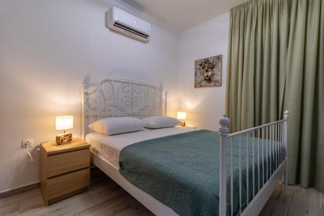 Modern Loutraki Apartment 3min Walk to Beach Fits 4