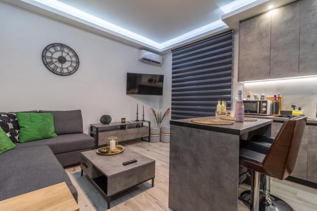 Modern Loutraki Apartment 3min Walk to Beach Fits 4