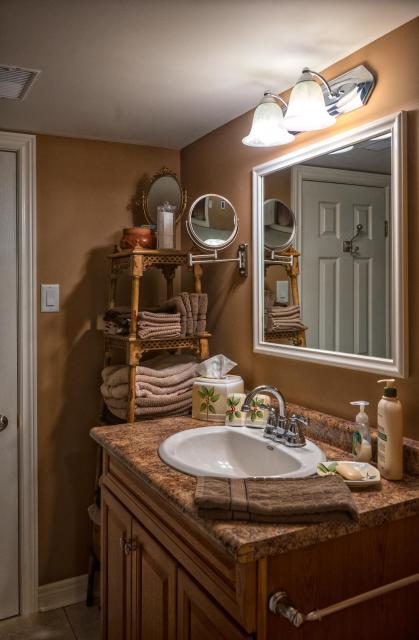 Majestic Maples - Quiet oasis with 2 king beds