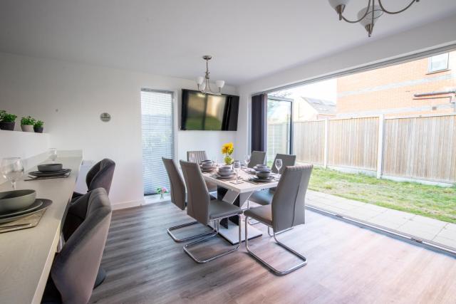 Luxury Deluxe - 4 bedrooms Villa - 6 beds - 10 Guests - Private Parking - Contractors Welcome - Trafford Stretford