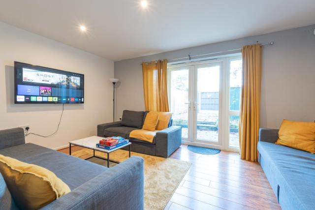 Cheerful 4-bedroom house with multiple car parking