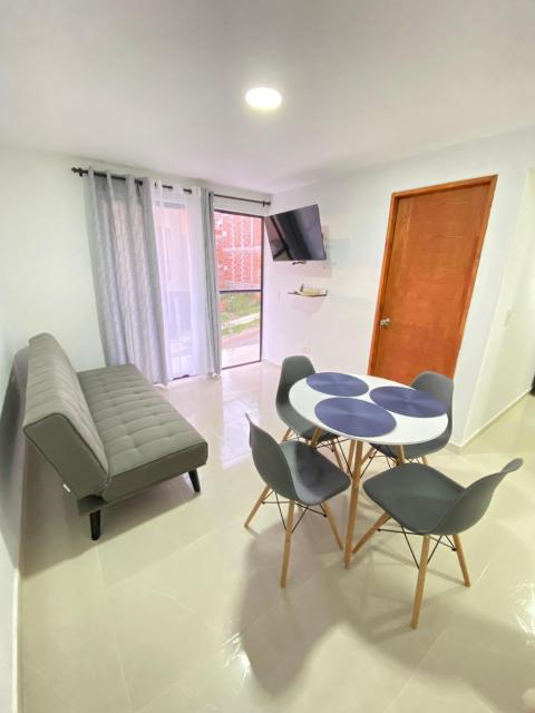Casa moderna con balcón y vista a la montaña
