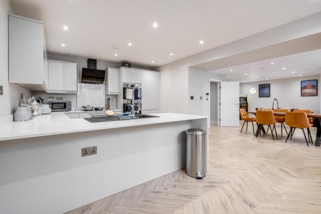Birmingham 4 Bedroom Apartment - With Parking